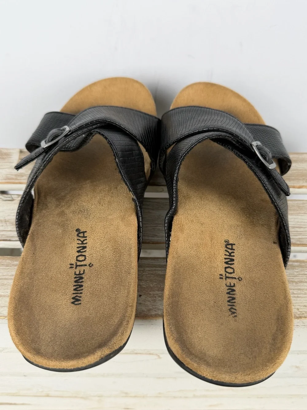 Minnetonka black slide sandals textured lizard-embossed crossover strap Sz 8
